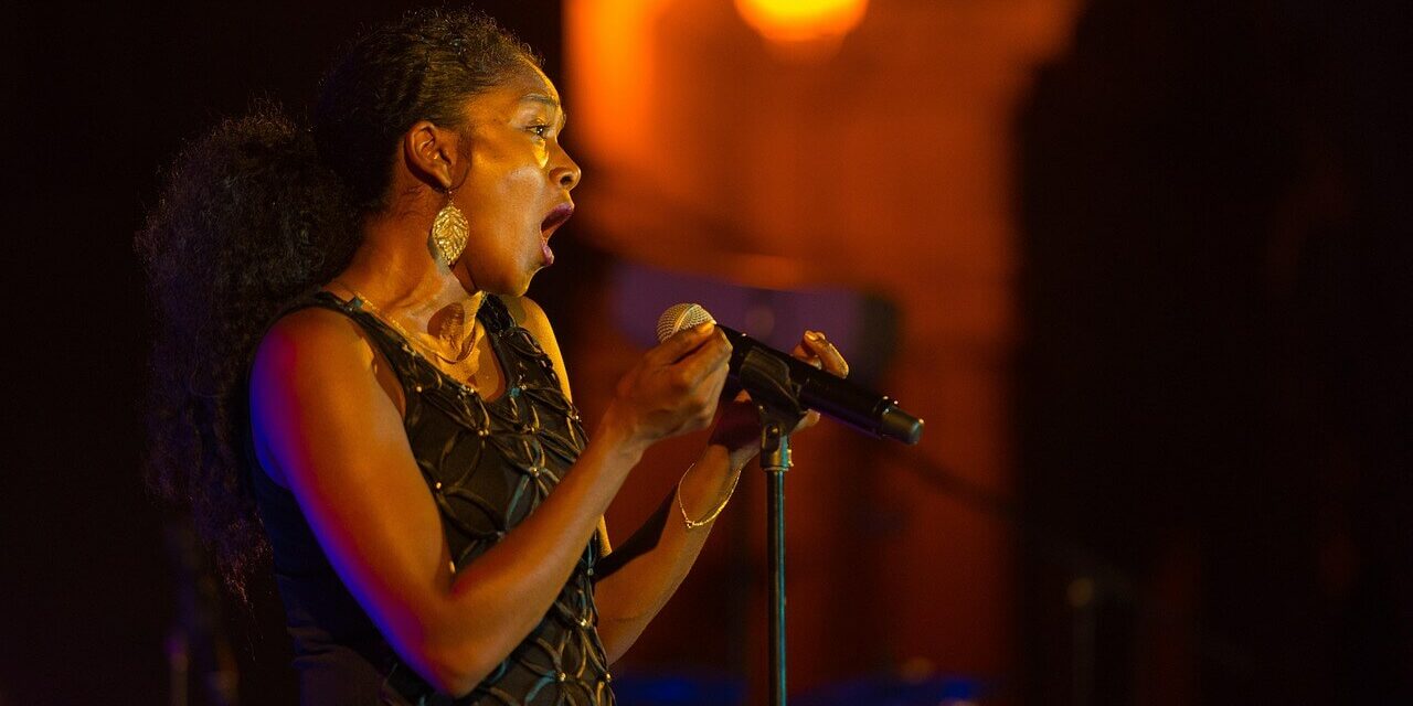 Comment une école de chant prépare-t-elle à une carrière musicale ?