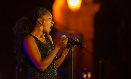 Comment une école de chant prépare-t-elle à une carrière musicale ?