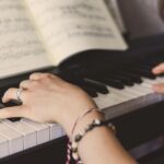 Vaut-il mieux apprendre le piano avec un prof ou avec une application ?