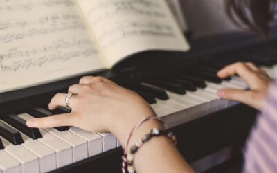 Vaut-il mieux apprendre le piano avec un prof ou avec une application ?