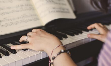 Vaut-il mieux apprendre le piano avec un prof ou avec une application ?